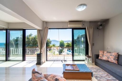Lavish & Spacious Apt With Stunning Seaview, 10 Min Ath Airport 아르테미다 외부 사진